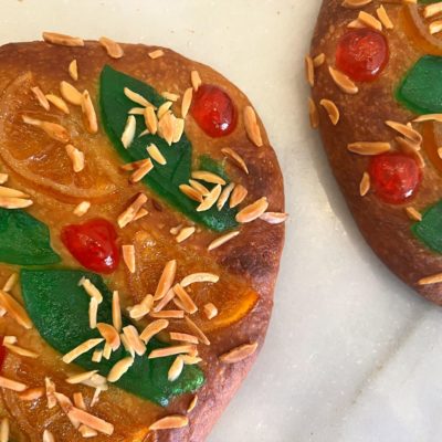 Coca de brioche y fruta clásica